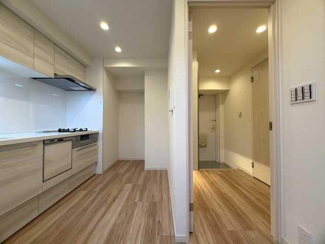 晴れてても台風の日でも徒歩２分は揺るがない！外観も内装もキレイで気持ち良さも全開に！引渡し後の室内トラブルにも対応し、安心も兼ねそろえた横浜駅１１分でもある『ピュアシティ横浜５』リノベーションのキッチン|コンパクトなキッチンで掃除もラクラク