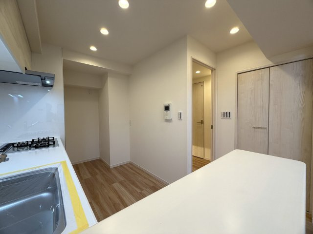 晴れてても台風の日でも徒歩２分は揺るがない！外観も内装もキレイで気持ち良さも全開に！引渡し後の室内トラブルにも対応し、安心も兼ねそろえた横浜駅１１分でもある『ピュアシティ横浜５』リノベーションの内装|おしゃれな内装です