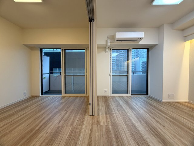 晴れてても台風の日でも徒歩２分は揺るがない！外観も内装もキレイで気持ち良さも全開に！引渡し後の室内トラブルにも対応し、安心も兼ねそろえた横浜駅１１分でもある『ピュアシティ横浜５』リノベーションの居間・リビング|ゆったりとしたリビングです