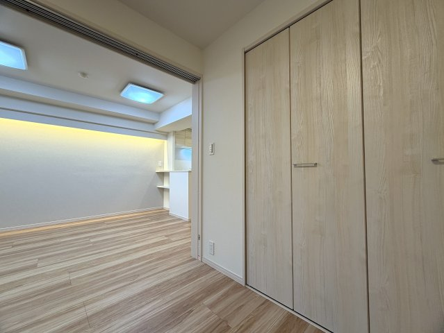 晴れてても台風の日でも徒歩２分は揺るがない！外観も内装もキレイで気持ち良さも全開に！引渡し後の室内トラブルにも対応し、安心も兼ねそろえた横浜駅１１分でもある『ピュアシティ横浜５』リノベーションの居間・リビング|ゆったり過ごせるリビングです