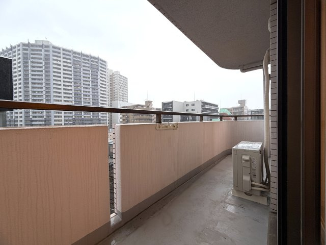 晴れてても台風の日でも徒歩２分は揺るがない！外観も内装もキレイで気持ち良さも全開に！引渡し後の室内トラブルにも対応し、安心も兼ねそろえた横浜駅１１分でもある『ピュアシティ横浜５』リノベーションのバルコニー|バルコニー付きです
