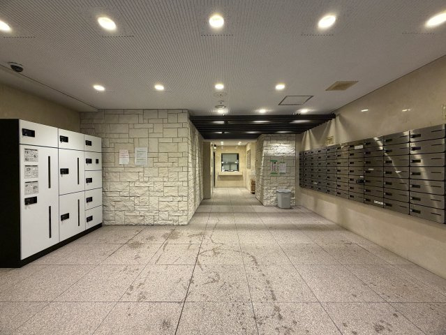 晴れてても台風の日でも徒歩２分は揺るがない！外観も内装もキレイで気持ち良さも全開に！引渡し後の室内トラブルにも対応し、安心も兼ねそろえた横浜駅１１分でもある『ピュアシティ横浜５』リノベーションのエントランス|清潔なエントランスです