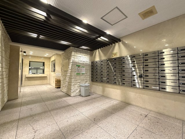 晴れてても台風の日でも徒歩２分は揺るがない！外観も内装もキレイで気持ち良さも全開に！引渡し後の室内トラブルにも対応し、安心も兼ねそろえた横浜駅１１分でもある『ピュアシティ横浜５』リノベーションのエントランス|エントランスです