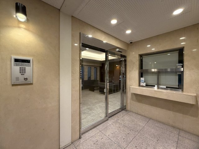 晴れてても台風の日でも徒歩２分は揺るがない！外観も内装もキレイで気持ち良さも全開に！引渡し後の室内トラブルにも対応し、安心も兼ねそろえた横浜駅１１分でもある『ピュアシティ横浜５』リノベーションのエントランス|清潔なエントランスです