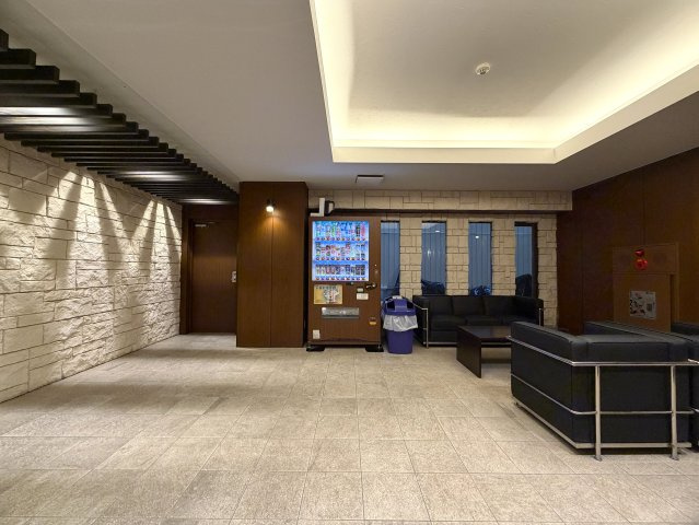 晴れてても台風の日でも徒歩２分は揺るがない！外観も内装もキレイで気持ち良さも全開に！引渡し後の室内トラブルにも対応し、安心も兼ねそろえた横浜駅１１分でもある『ピュアシティ横浜５』リノベーションのロビー
