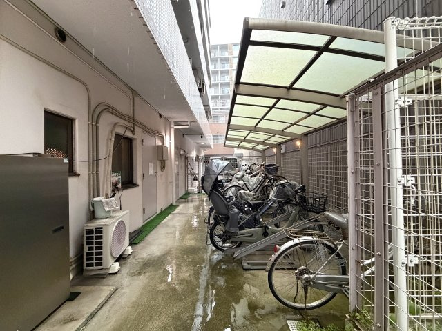 晴れてても台風の日でも徒歩２分は揺るがない！外観も内装もキレイで気持ち良さも全開に！引渡し後の室内トラブルにも対応し、安心も兼ねそろえた横浜駅１１分でもある『ピュアシティ横浜５』リノベーションの駐輪場
