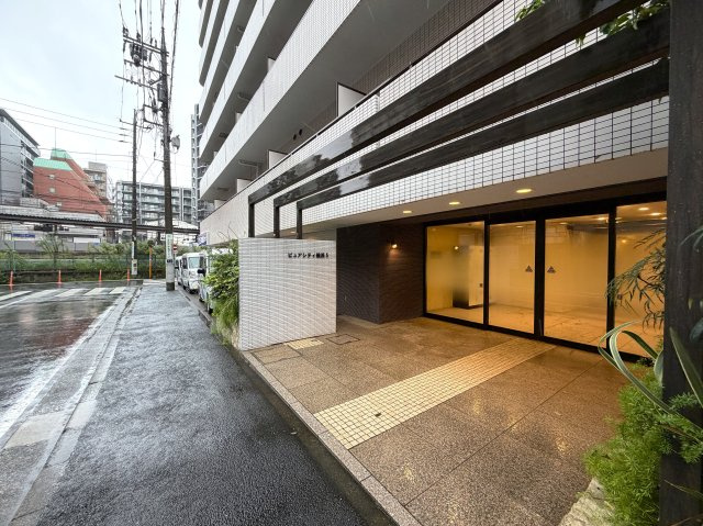 晴れてても台風の日でも徒歩２分は揺るがない！外観も内装もキレイで気持ち良さも全開に！引渡し後の室内トラブルにも対応し、安心も兼ねそろえた横浜駅１１分でもある『ピュアシティ横浜５』リノベーションの外観|外観もきれいです