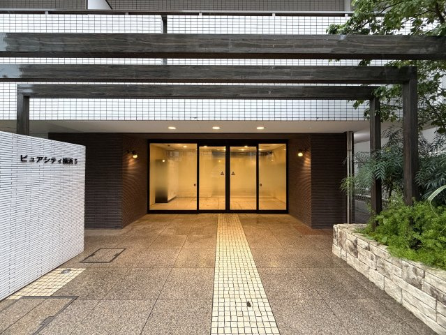 晴れてても台風の日でも徒歩２分は揺るがない！外観も内装もキレイで気持ち良さも全開に！引渡し後の室内トラブルにも対応し、安心も兼ねそろえた横浜駅１１分でもある『ピュアシティ横浜５』リノベーションの外観|外観もきれいです