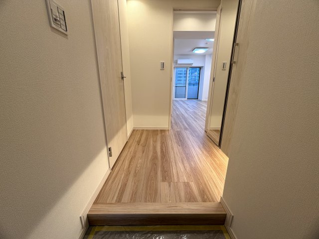 晴れてても台風の日でも徒歩２分は揺るがない！外観も内装もキレイで気持ち良さも全開に！引渡し後の室内トラブルにも対応し、安心も兼ねそろえた横浜駅１１分でもある『ピュアシティ横浜５』リノベーションの玄関|きれいな玄関です
