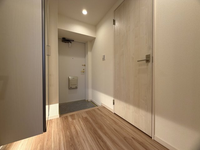 晴れてても台風の日でも徒歩２分は揺るがない！外観も内装もキレイで気持ち良さも全開に！引渡し後の室内トラブルにも対応し、安心も兼ねそろえた横浜駅１１分でもある『ピュアシティ横浜５』リノベーションの玄関|ゆったりとした玄関です