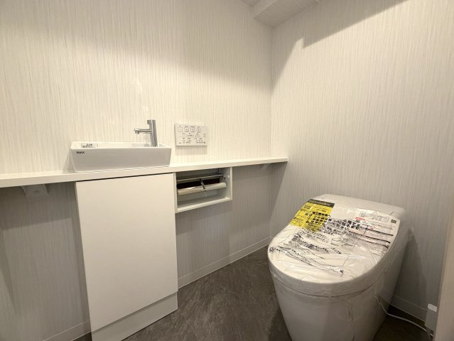 晴れてても台風の日でも徒歩２分は揺るがない！外観も内装もキレイで気持ち良さも全開に！引渡し後の室内トラブルにも対応し、安心も兼ねそろえた横浜駅１１分でもある『ピュアシティ横浜５』リノベーションのトイレ|シンプルで使いやすいトイレです