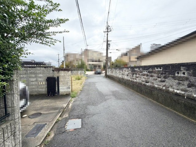 【前面道路含む現地写真】 | 草尾　売土地 | 現況更地につき解体費用等かかりません♪住宅地としてご検討いただけます！