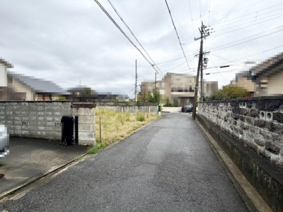 【前面道路含む現地写真】 | 草尾　売土地 | 【現況更地】有効土地面積約４３．２３坪の広い敷地です♪現況更地につき解体費用かかりません♪