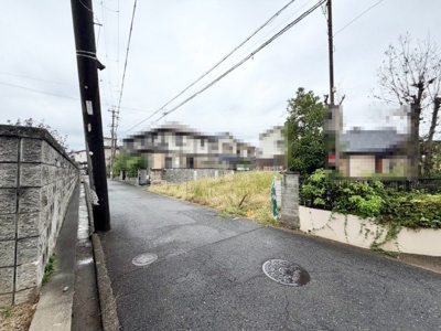 【前面道路含む現地写真】 | 草尾　売土地 | 周辺にはスーパーや薬局など、商業施設がそろっていますよ！とても住みやすい環境です