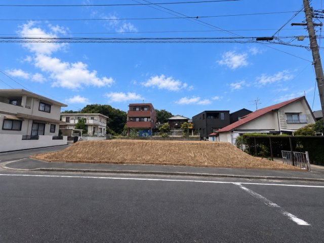日進市東山六丁目土地の前面道路含む現地写真|南側道路からの現地。全2区画・各約61坪、建築条件なしのゆとりある敷地です。