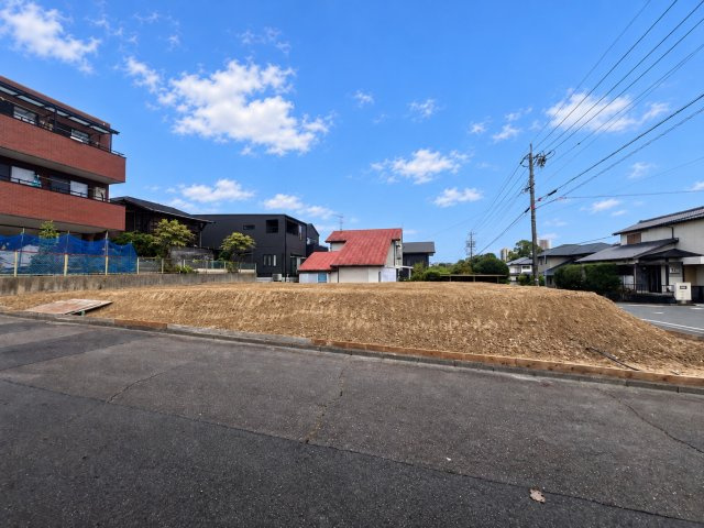 日進市東山六丁目土地の前面道路含む現地写真|南側公道は幅約9.0m、間口約9.2m。開放感があり駐車計画も立てやすいです。