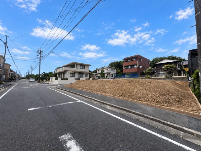 日進市東山六丁目土地の前面道路含む現地写真|交差点側からの現地。第一種低層住居専用地域の閑静な住宅地です。