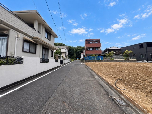 日進市東山六丁目土地の前面道路含む現地写真|西側公道は幅約6.0m。解体更地渡しでスムーズに建築が可能です。