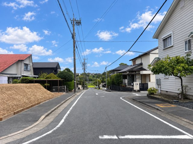 日進市東山六丁目土地の前面道路含む現地写真|前面道路は見通しが良く、車の出し入れもしやすい住環境です。