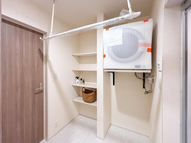 狭山市大字水野全３棟１期２号棟のランドリースペース|勘太くんと収納があり、一部屋で洗う、干す、しまうが完結
洗面、ランドリールーム、お風呂との動線が繋がっています。