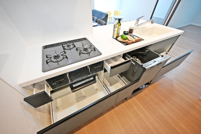 シャルマンコーポ西宮東のキッチン|豊富な収納スペースを備えたキッチンで、調理器具や食器類をすっきり整理でき、常に整った空間を保ちやすい設計です。