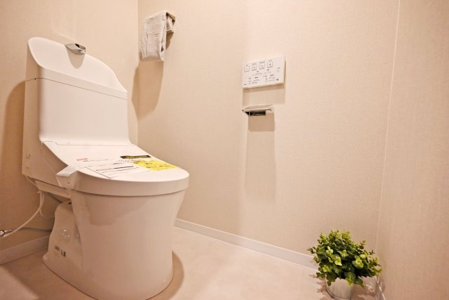 シャルマンコーポ西宮東のトイレ|清潔感のあるトイレ空間で、毎日快適にご利用いただけるよう配慮されたシンプルで機能的な設備となっています。