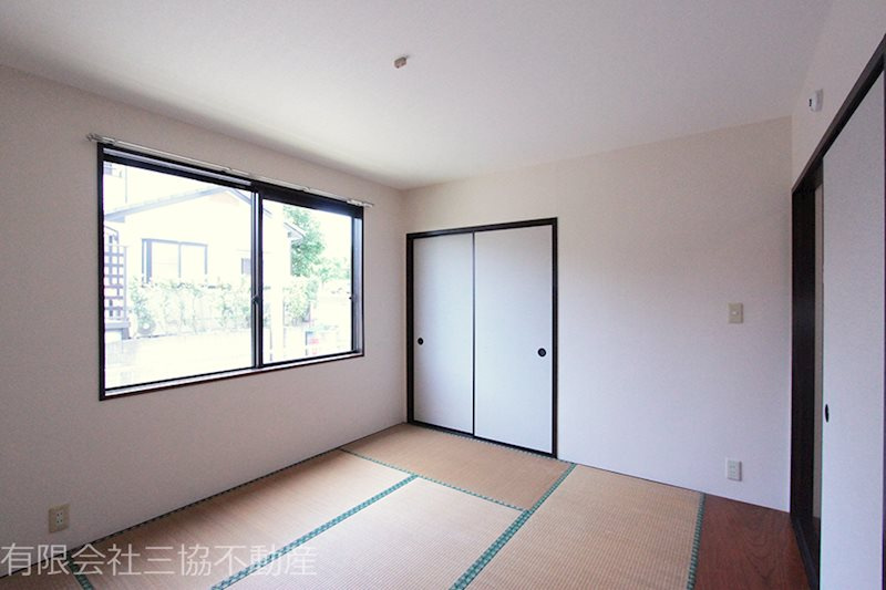 フレグランス美杉台Aの寝室|和室6畳＋タンス置き場＋押入れ1間付き