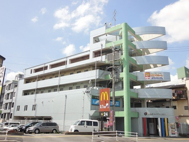 第22長栄エバグリーン桂川の外観|桂川駅徒歩11分。宅配ボックス完備の安心感あるタイル貼り外観