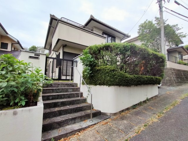 有福町クレールの丘戸建の前面道路含む現地写真