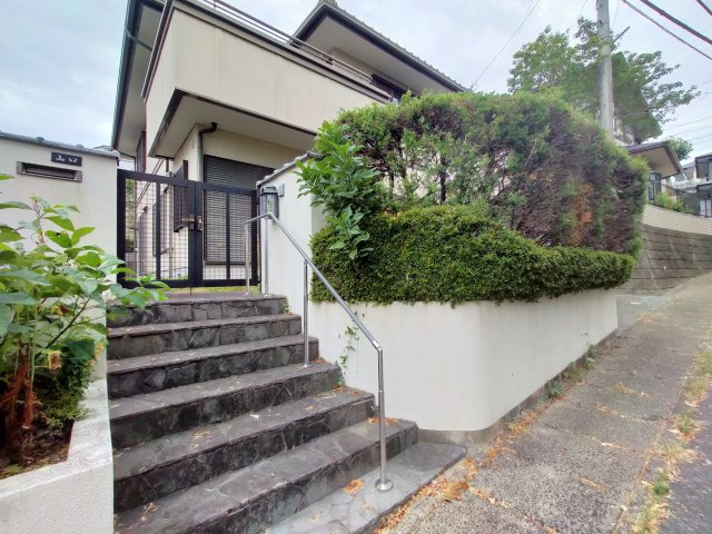 有福町クレールの丘戸建の前面道路含む現地写真