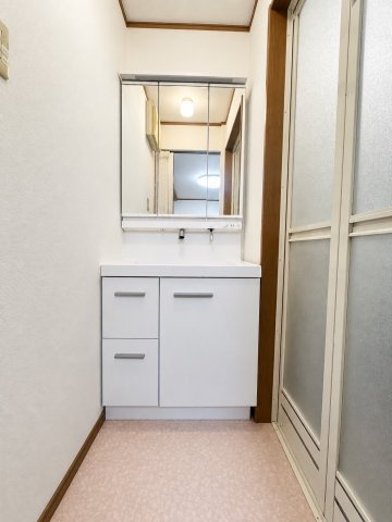 神戸市東灘区西岡本6丁目の独立洗面台|ご家族分の洗面道具や化粧品、ストック類などをすっきりと収めていただけます
動産物はAIで消去しております。