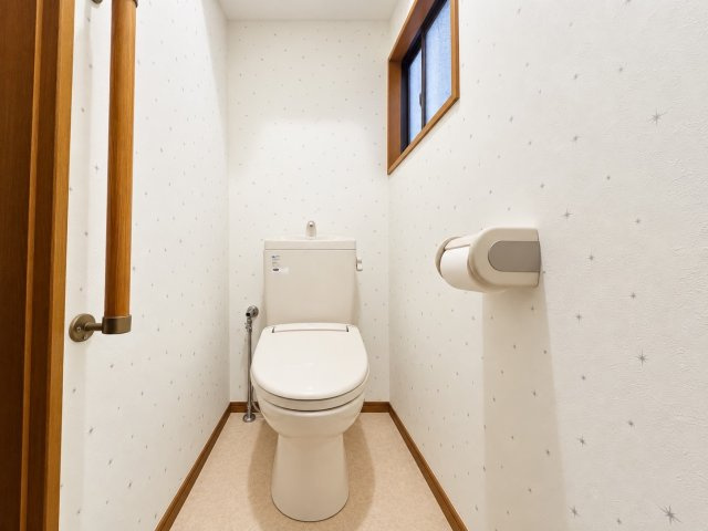 神戸市東灘区西岡本6丁目のトイレ|トイレ 白を基調とした清潔感のあるトイレ空間です。お手入れがしやすく、毎日いつでも気持ちよくお使いいただけます！動産物はAIで消去しております。