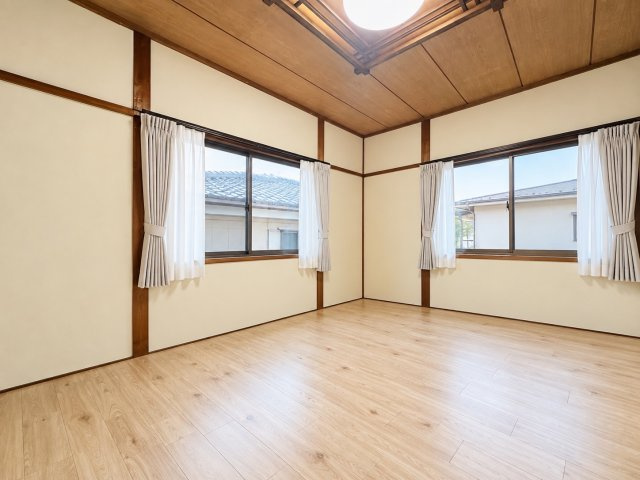 神戸市東灘区西岡本6丁目の洋室|全居室南向きで、自然光が入る明るいお部屋♪
動産物はAIで消去しております。