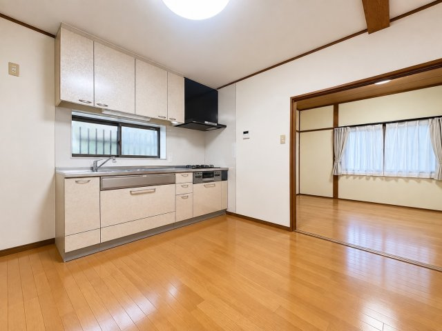 神戸市東灘区西岡本6丁目のキッチン|壁付けキッチンのため広々とご使用いただけます！
動産物はAIで消去しております。