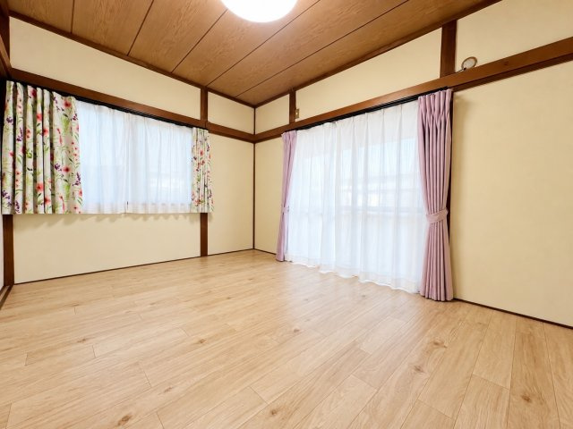 神戸市東灘区西岡本6丁目の洋室|優しい光が降り注ぐ室内です
動産物はAIで消去しております。