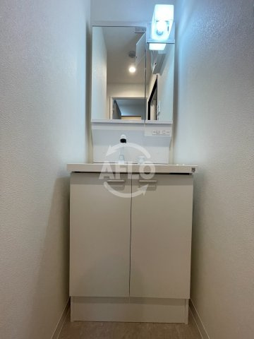MAISON PREMIER UMEDA NORTH　豊崎東小学区の独立洗面台|MAISON PREMIER UMEDA NORTH　トイレ