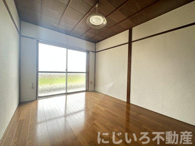 イータウン小松島の居間・リビング