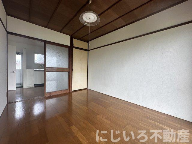 イータウン小松島の居間・リビング