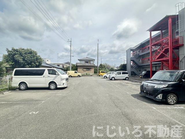 イータウン小松島の駐車場