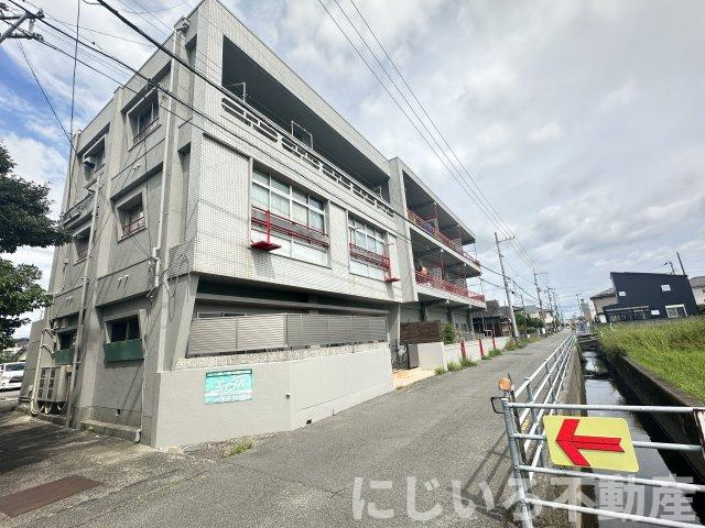 イータウン小松島の外観