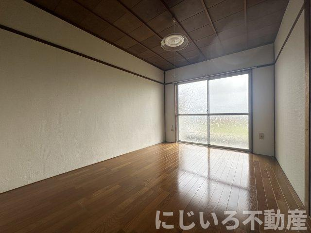 イータウン小松島の居間・リビング