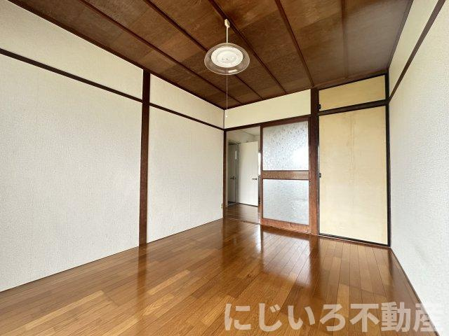 イータウン小松島の居間・リビング