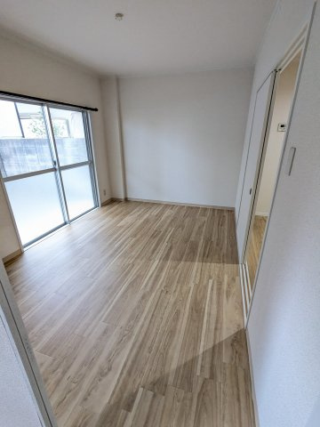 司マンションの洋室