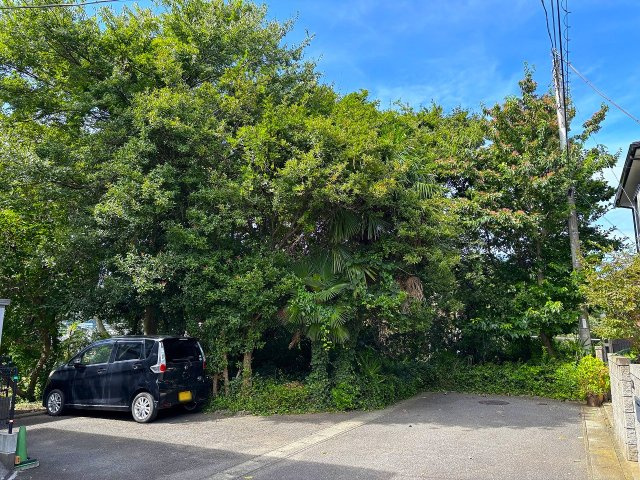【外観】 | □■二宮町山西 売地■□ | 現況敷地内は草木が生い茂っており、手入れが必要な状況です。