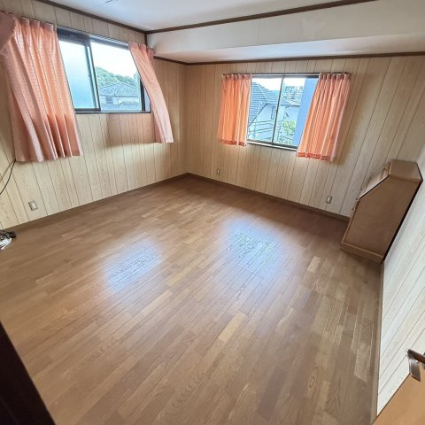 山之上5丁目庭付き戸建ての居間・リビング