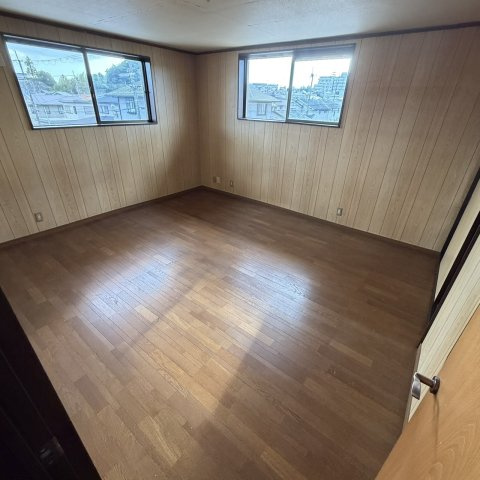 山之上5丁目庭付き戸建ての居間・リビング
