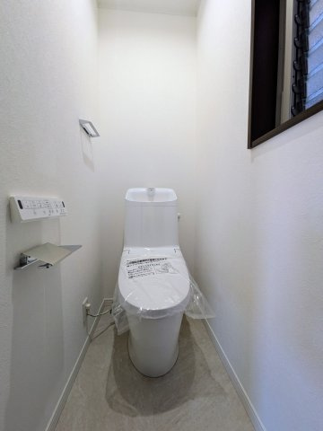 川崎市中原区宮内1丁目リノベーション戸建のトイレ|2階トイレ。トイレは1階と2階にありどちらも交換済みです。