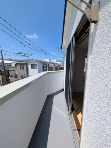川崎市中原区宮内1丁目リノベーション戸建のバルコニー|3階バルコニー。陽当たりが良く、お洗濯物も良く乾きそうです。