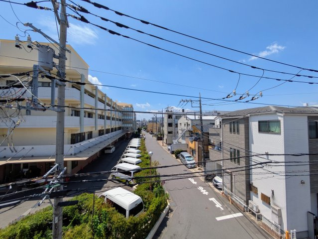 川崎市中原区宮内1丁目リノベーション戸建の展望|3階バルコニーからの眺望。前面道路はT字路のため開けております。