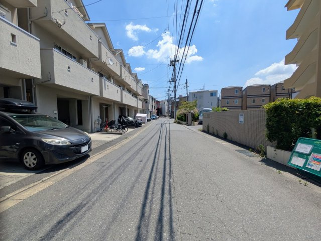 川崎市中原区宮内1丁目リノベーション戸建の前面道路含む現地写真|前面道路を撮影。最寄駅はJR南武線『武蔵新城』駅となります。